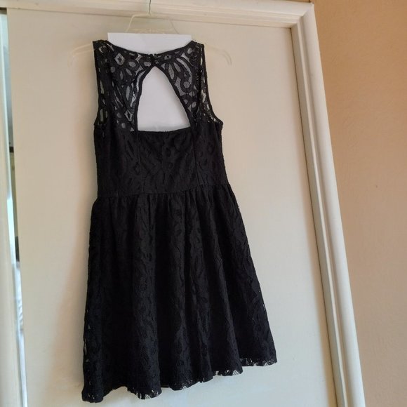 Retro-Vibe Black Lace Dress w/ Triangle Cut Out Back Detail Cocktail Holiday 6 - Picture 6 of 15